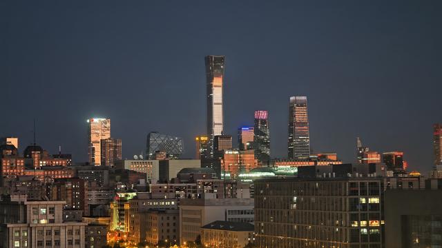 光影交织，在隆福寺顶楼看京城夜景璀璨