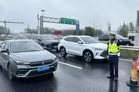 G40上海段拥堵已超15公里，最大车流还没到？警方预计将持续到明天凌晨图片