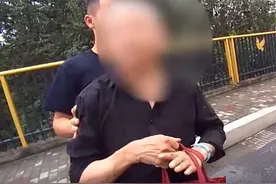 为这不可告人的目的！沪一男子变装出门，却成人群中的“显眼包”图片