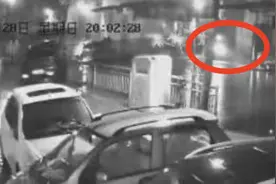广东潮州一名外卖员骑行时掉进河道落水身亡图片