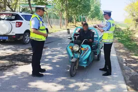 阳信交警严查骑乘电动车、摩托车不按规定佩戴安全头盔等交通违法行为图片