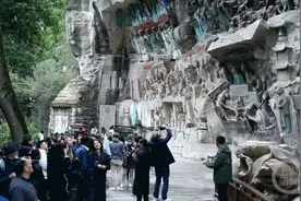 拍个不停！在大足石刻，外国友人直呼“震撼”图片