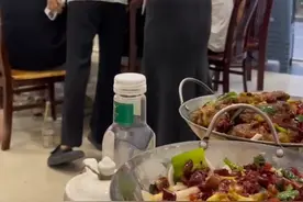 山西一女生将没吃的菜“推销”给隔壁桌：原价48元便宜8元卖出图片