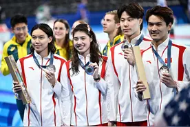 巴黎奥运会 | 覃海洋状态复苏 中国队0.12秒微弱劣势混合泳摘银图片