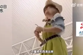 行李超重 女子将4斤衣物穿身上 网友：从都市丽人变身流浪汉图片