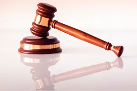 58岁男子为取悦小20岁女友转账100万，分手后起诉被驳回，律师：一般赠予不该还图片