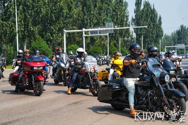 2025中国迁安“滦河1号公路”重机车巡游活动举行