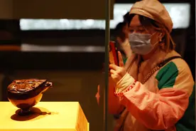 蛇年吉祥物卷起来了，文物里有戴花冠、长睫毛的蛇吗？图片