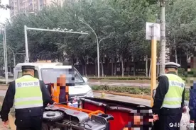 老人骑三轮转弯过快侧翻，冠县执勤交警及时救助图片