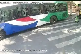 女市民骑车载娃不慎摔倒，一群好心人合力救助图片