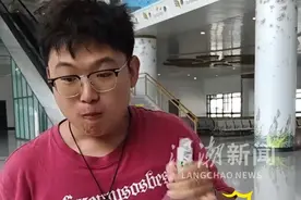 现实版《人在囧途》，男生带五粮液上高铁被拦当场喝完图片