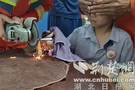 “小孩哥”手指卡入栅栏中 谷城消防暖心救援图片