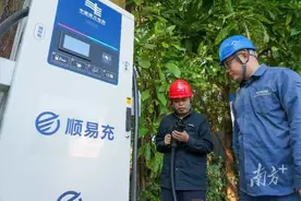 6台LNG移动补电车和12台移动充电宝“满电”护航广东春运图片