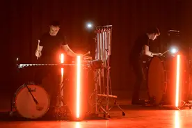 安迪·秋保《7·柱》：配合灯光，让观者感受到打击乐的力量图片