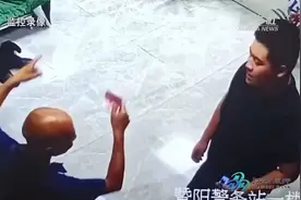 一个瓶子赚5分钱，拾荒老人28年捡到4万元全交了图片