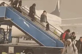 山航飞机大雪中“硬核降落” 业内人士：符合飞行条件，大雪中起降很正常图片