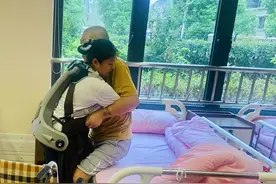 当“机器人养老”走进现实！外骨骼黑科技让护工秒变超人图片
