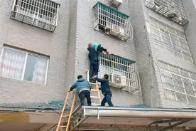 9岁女童被困窗顶险些坠楼，警民携手高空解救图片