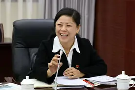 “脚底沾泥”收集群众心声的全国人大代表曾道群：要与群众同坐一条板凳，才能听到真声音｜代表在这里图片