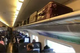 高铁列车上，行李应该怎么放？图片