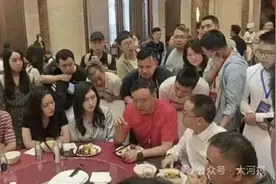 茅台股东大会招待晚宴改为自助餐，飞天茅台变蓝莓果汁图片
