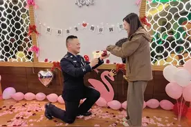 警察节前夕，他求婚成功了！图片