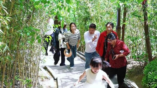 崇信：乐享五一近郊游 龙泉山水醉游人