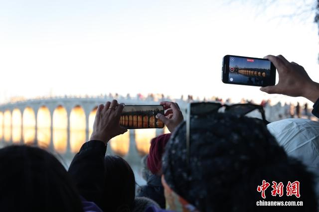 北京颐和园“金光穿洞”景观引游人