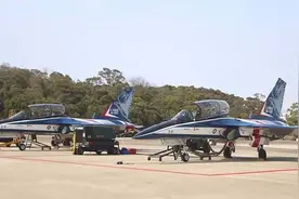 台湾一架“勇鹰”高教机坠海 飞行员跳伞逃生图片