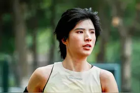 从城市跑向山野之境 人生由自己定义——越野女王姚妙走上城市T台秀图片
