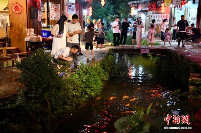 福建周宁：“云端之城”避暑经济火热