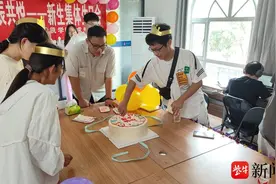 生日遇上迎新日！江苏大学2024级新生一进校先过生日图片