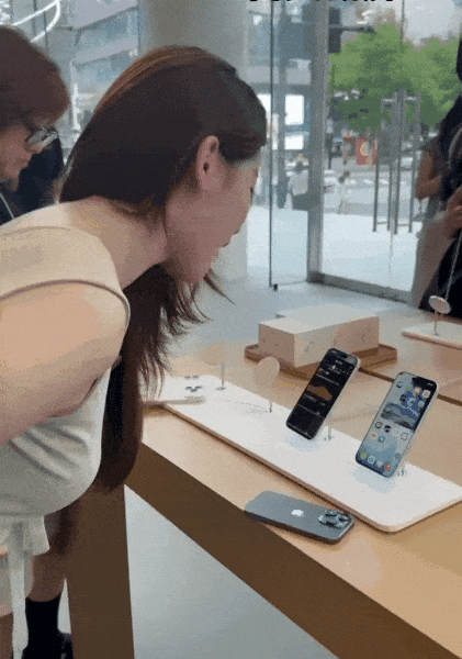 抢到iPhone17的年轻人，学会用舌头给爱豆点赞了