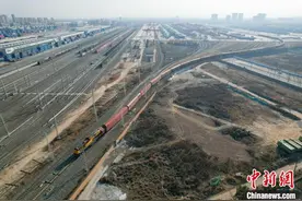 “中国造”商品汽车出口专列开行突破5000列图片