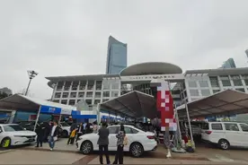 极目帮办|市民购车交定金后，车价有变动想退款遇阻，记者介入后销售方表示会分期进行返还图片