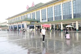 在现场｜西安火车站多趟列车停运致旅客滞留 记者实地探访图片