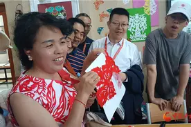 香约庆阳 包容天下丨北京师范大学庆阳实验学校：农民老师进校园 又剪又画学生爱图片