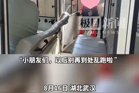 小朋友外出寻找父母迷了路，武汉综合执法队员暖心护送回家图片