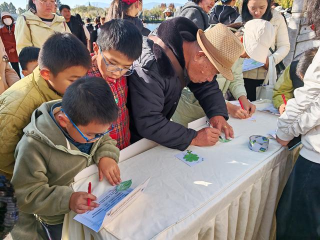 文化古迹成为生态科普课堂 37组亲子家庭大观公园沉浸式体验生态研学