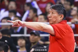 宫鲁鸣担任中国女篮主帅图片