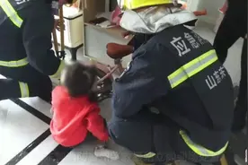 果然视频|两岁女童手卡自行车链条中，消防员迅速到场剪切图片