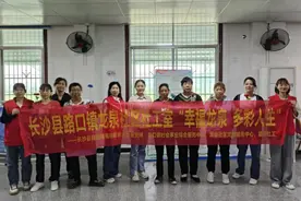 DIY扭扭棒，绽放母爱之花——路口镇龙泉社区举办母亲节创意活动图片