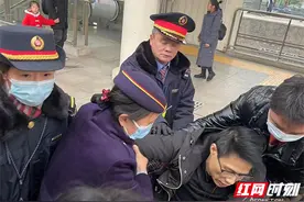 微光｜乘客途中突发疾病，这位列车长抢出黄金救命时间图片