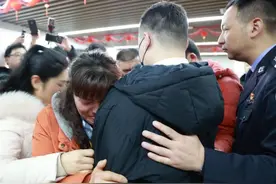 3岁男童随外婆赶集时被拐，长大后梦见母亲去世决定寻亲，分离32年终团圆图片