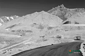 雪山上那英武坚定的迷彩背影，犹如一座座耸立山巅的界碑图片