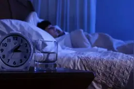 睡觉时突然一脚踩空，是身体在“求救”？图片