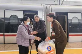 八旬听障老人首次乘高铁，准“00后”列车员们细心照料图片
