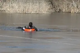 惊险！海淀一公园内，男子为救宠物掉入冰窟图片