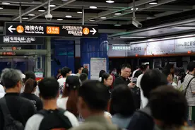 广州地铁提醒乘客预留进站时间，携带物品均需“过机”图片