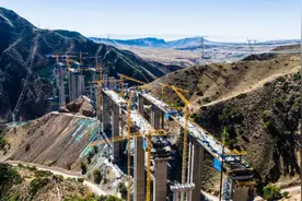 国道577精河至伊宁公路工程项目建设者“十一”坚守岗位 加速推进工程建设图片